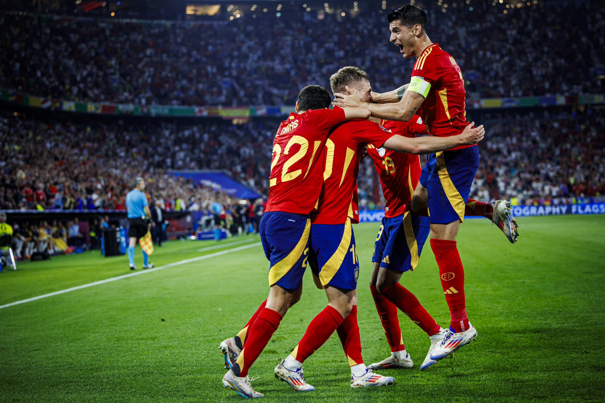 欧洲著名球队之间的较量引发球迷热议 欧洲著名球队之间的较量引发球迷热议