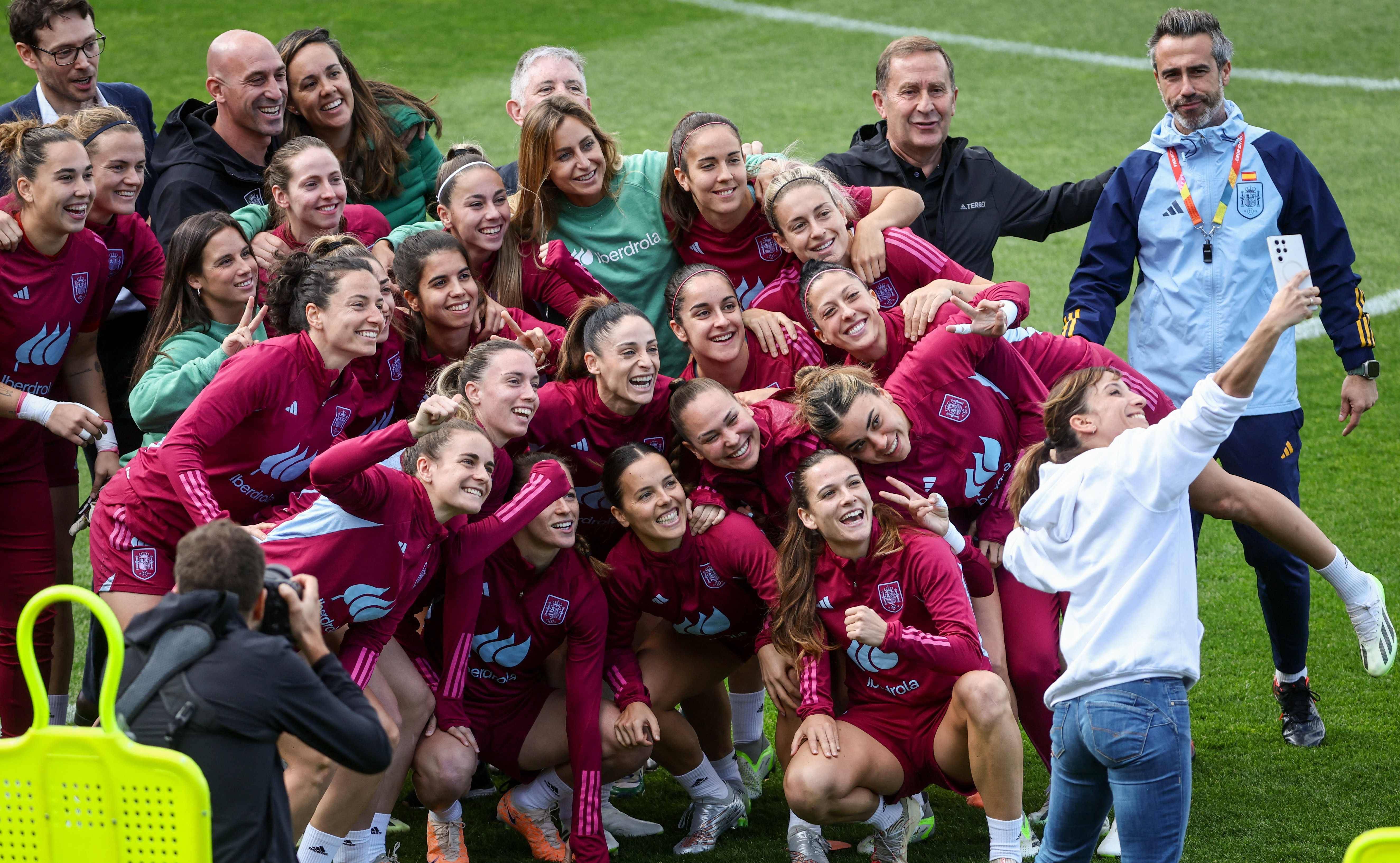 包含国际女足比赛中,各国队员展现出色技术和团队合作的词条 包含国际女足比赛中,各国队员展现出色技术和团队合作的词条