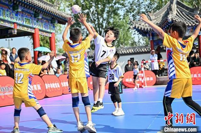 开云体育入口-篮球裁判判罚遭质疑，球员抗议场面火爆的简单介绍