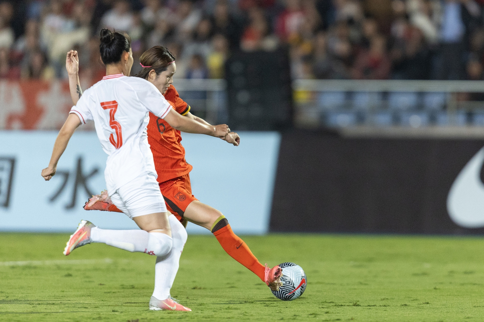 中国女足备战足球冠军联赛,争夺荣誉 中国女足备战足球冠军联赛,争夺荣誉