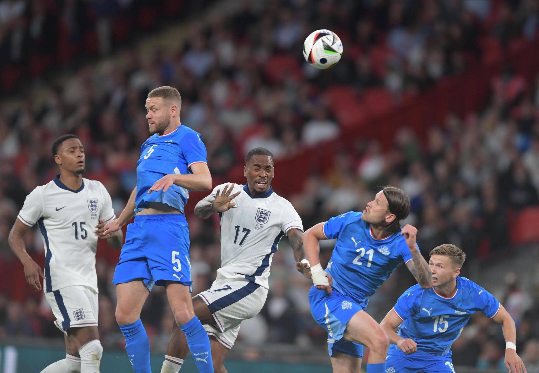 英格兰队攻势强劲,克服挑战战胜冰岛 英格兰队攻势强劲,克服挑战战胜冰岛