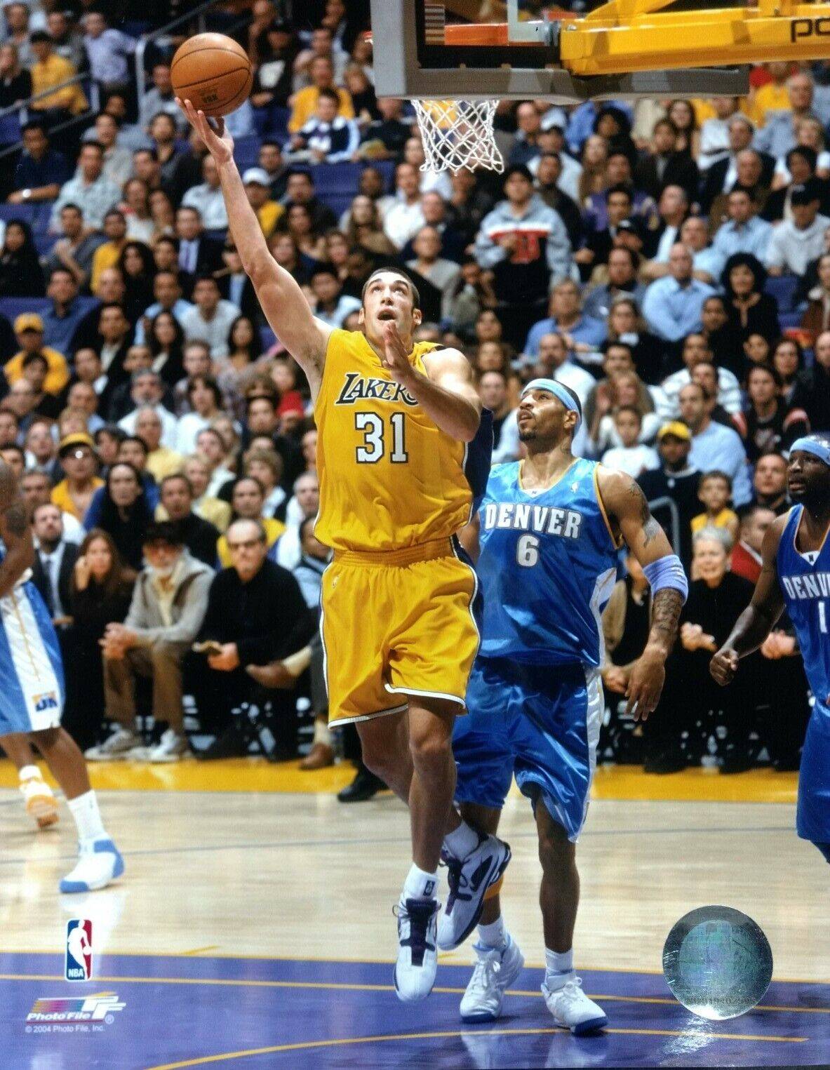 中锋连进两球,帮助球队取得胜利 中锋连进两球,帮助球队取得胜利