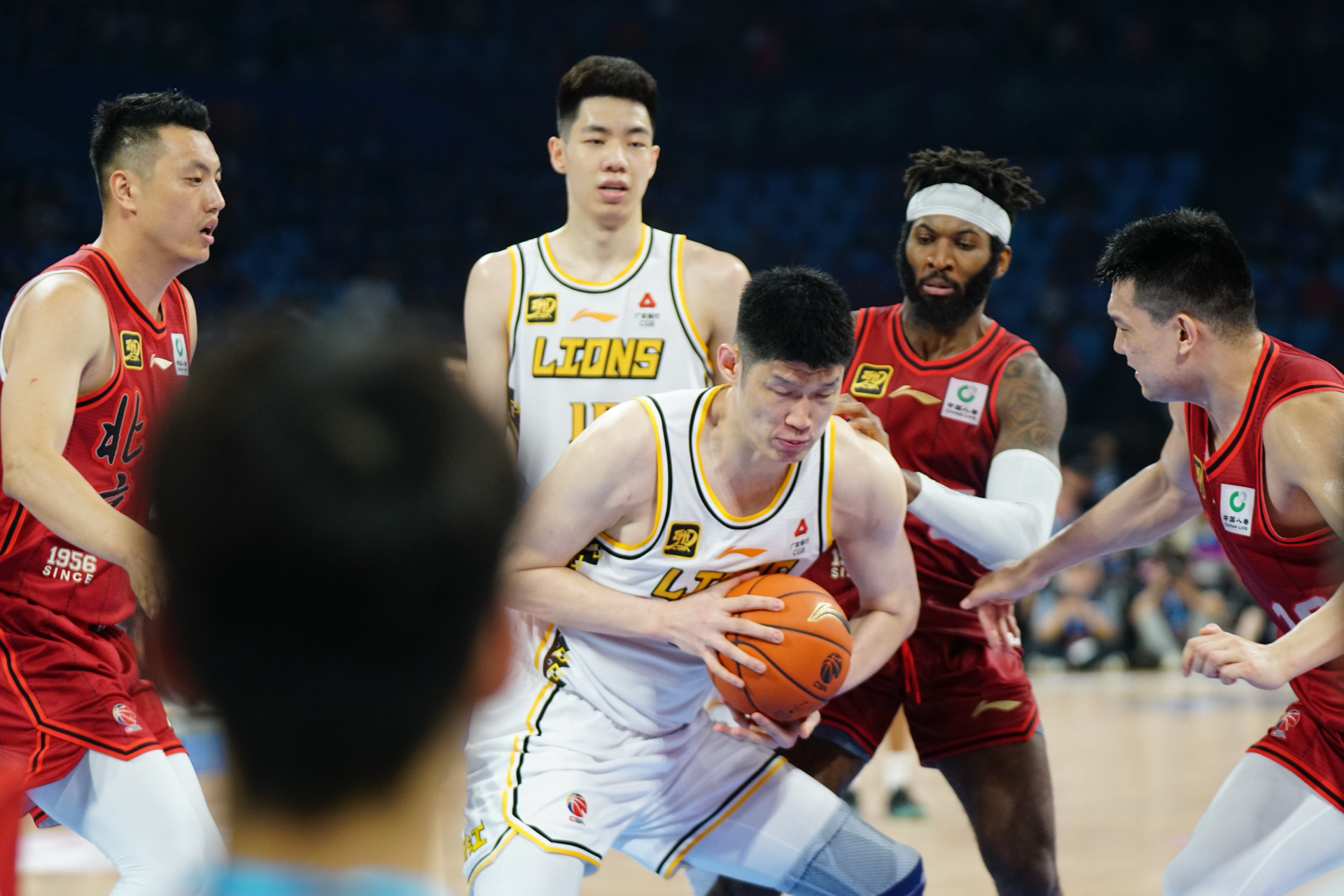 浙江广厦队临阵换将,力图争取胜利 浙江广厦队临阵换将,力图争取胜利