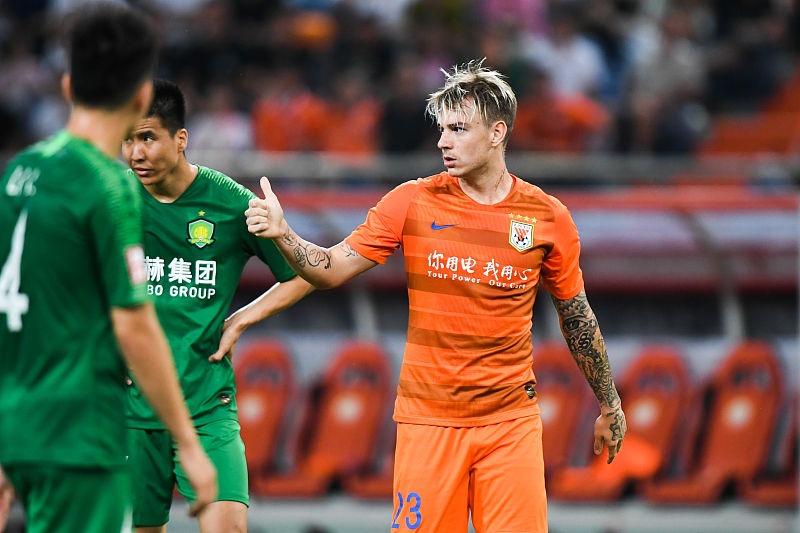 勇猛争夺球场控制权为球队赢得优势 勇猛争夺球场控制权为球队赢得优势