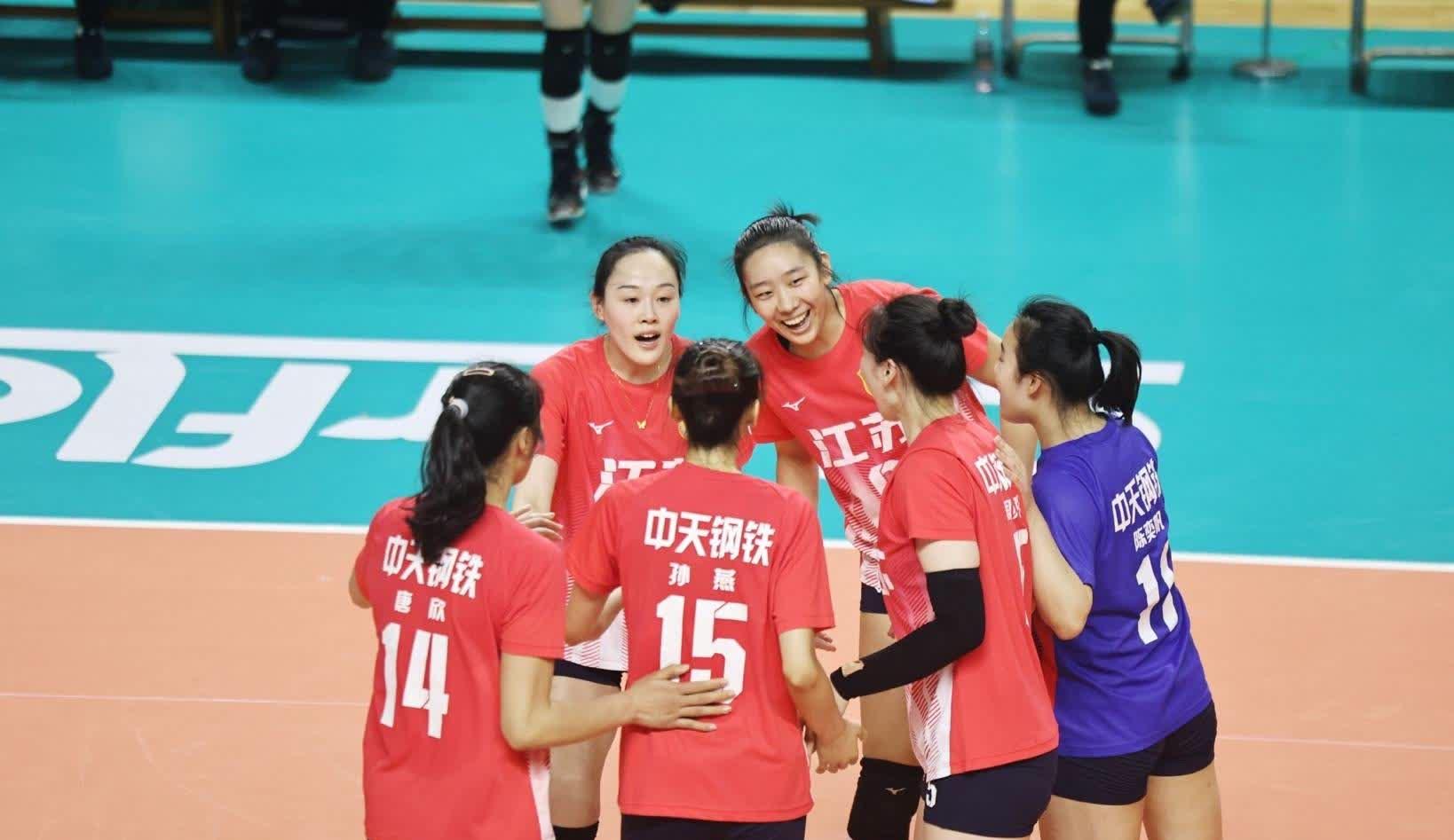 大国足球联赛赛场上百花齐放