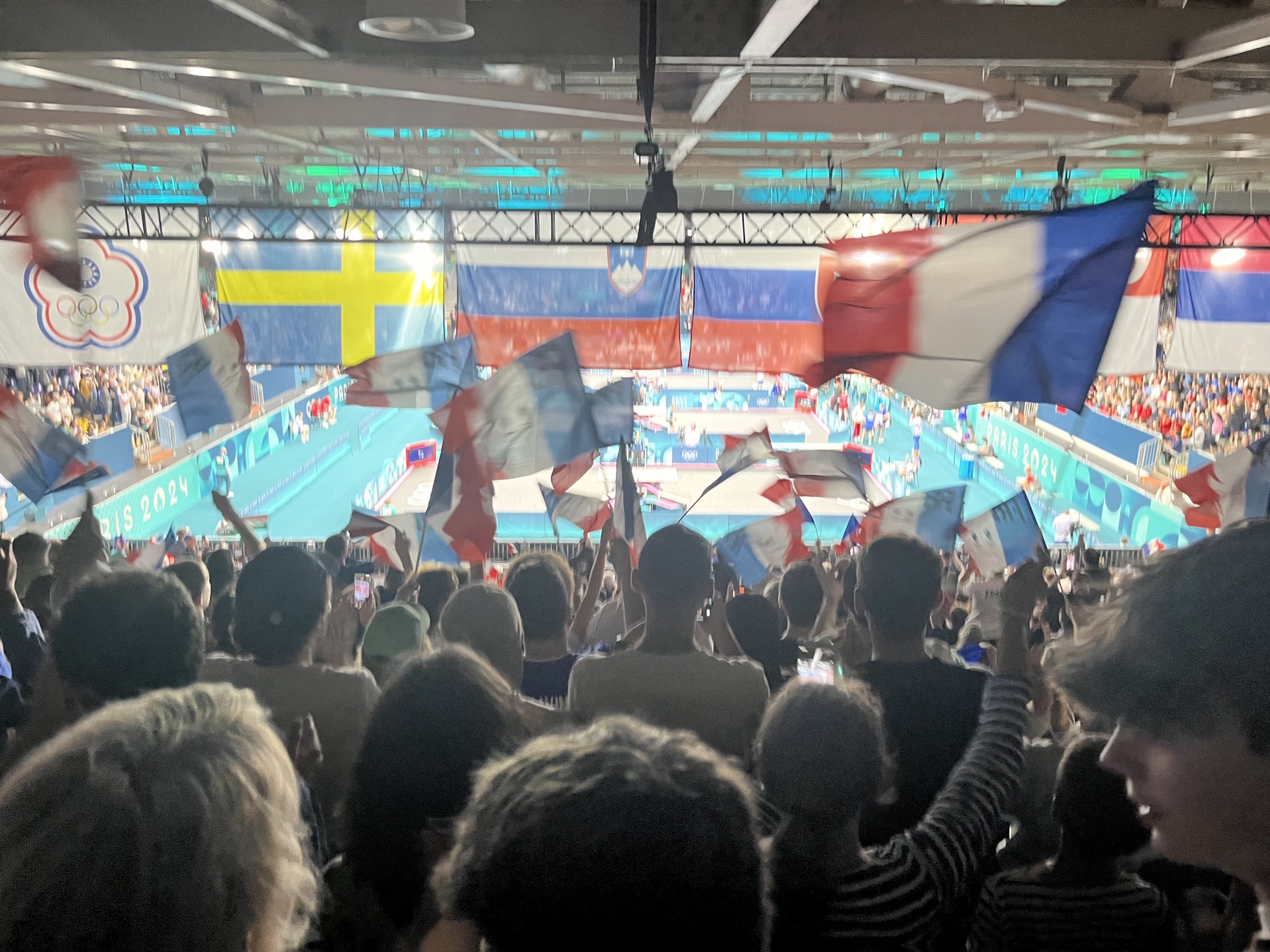 马赛球迷与球员互动赛前气氛火爆