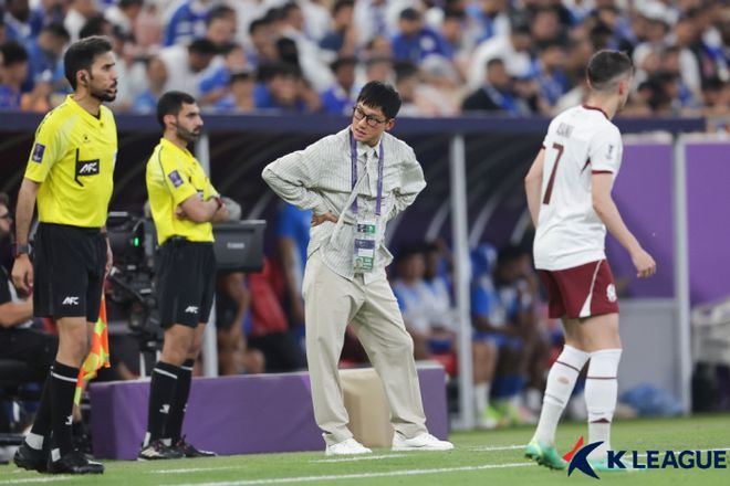 东亚足球大赛中引发热议的一幕 东亚足球大赛中引发热议的一幕