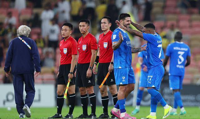 惊险胜利引发观众欢呼,球员展现实力 惊险胜利引发观众欢呼,球员展现实力