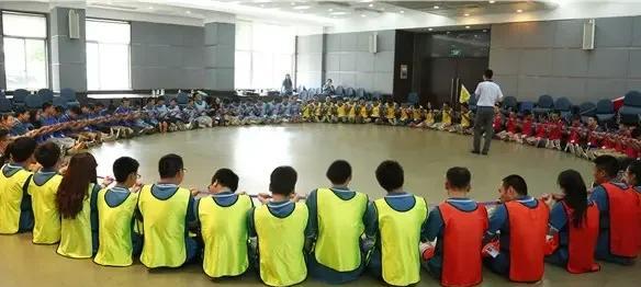 篮球训练营开业,教练组对新生发掘潜力寄予期待 篮球训练营开业,教练组对新生发掘潜力寄予期待