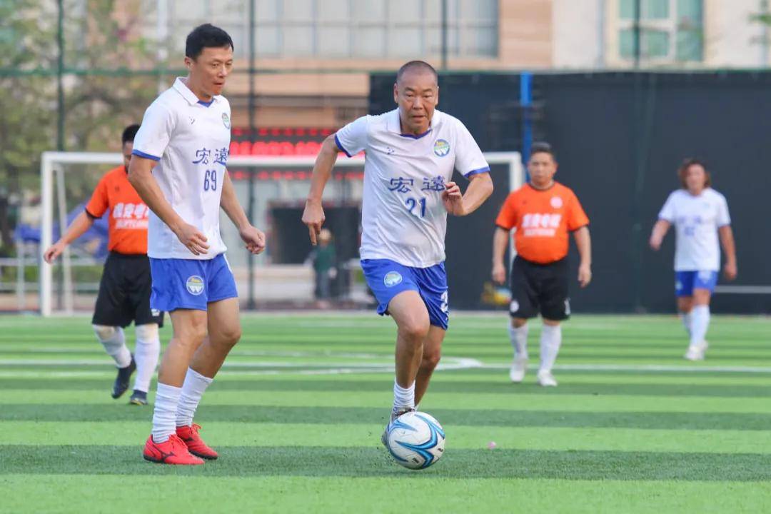 热闹非凡的足球赛场，球员实力强劲的简单介绍