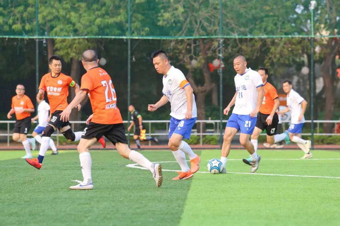 热闹非凡的足球赛场,球员实力强劲的简单介绍 热闹非凡的足球赛场,球员实力强劲的简单介绍