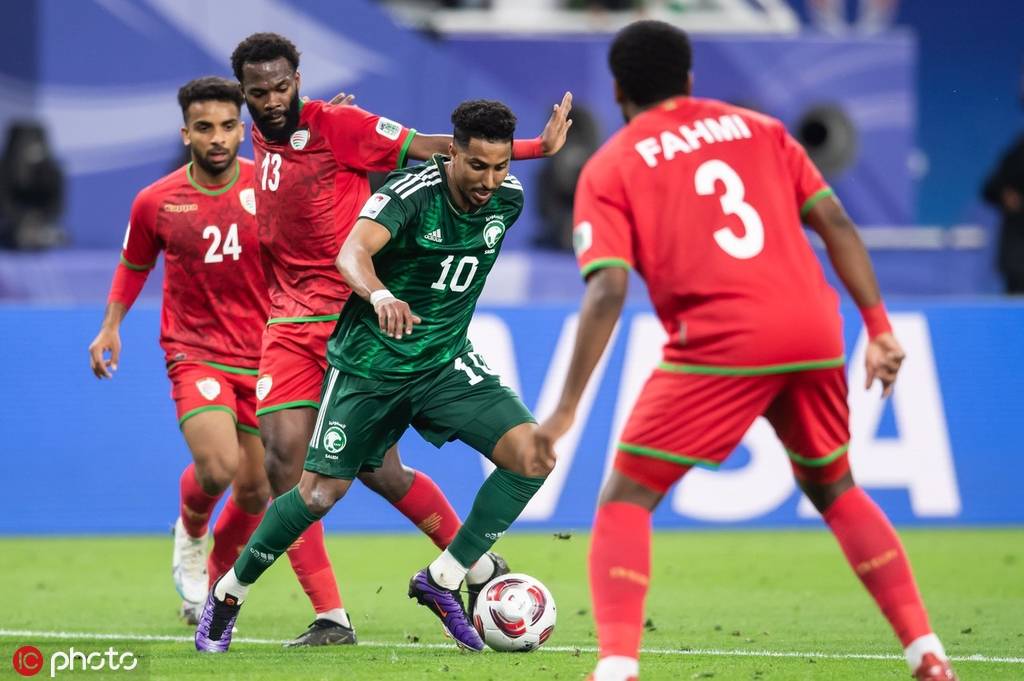 阿曼球员沙马纳出战亚洲杯比赛 阿曼球员沙马纳出战亚洲杯比赛