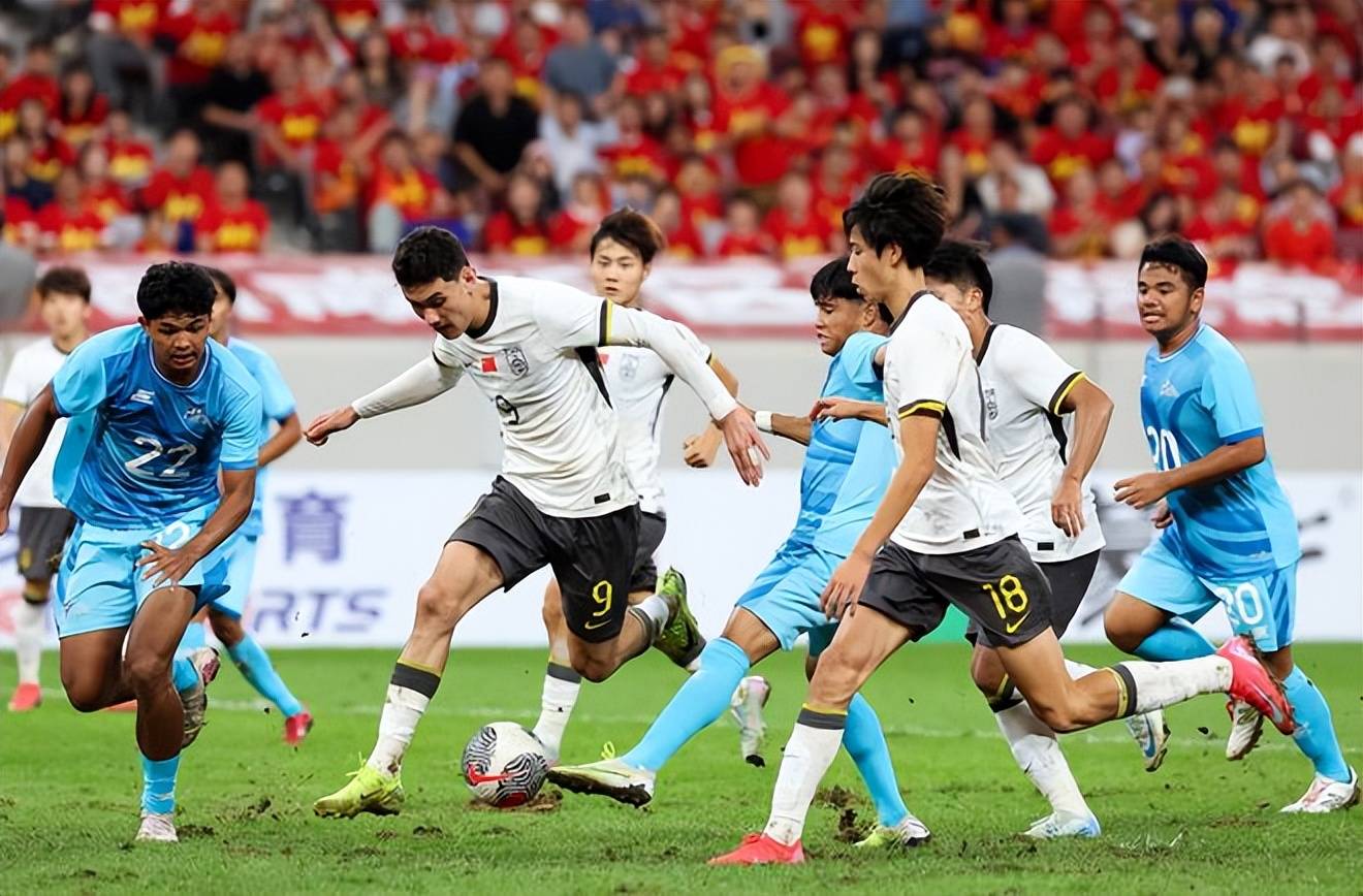 实力悬殊对决,球队克服困难争取进球 实力悬殊对决,球队克服困难争取进球