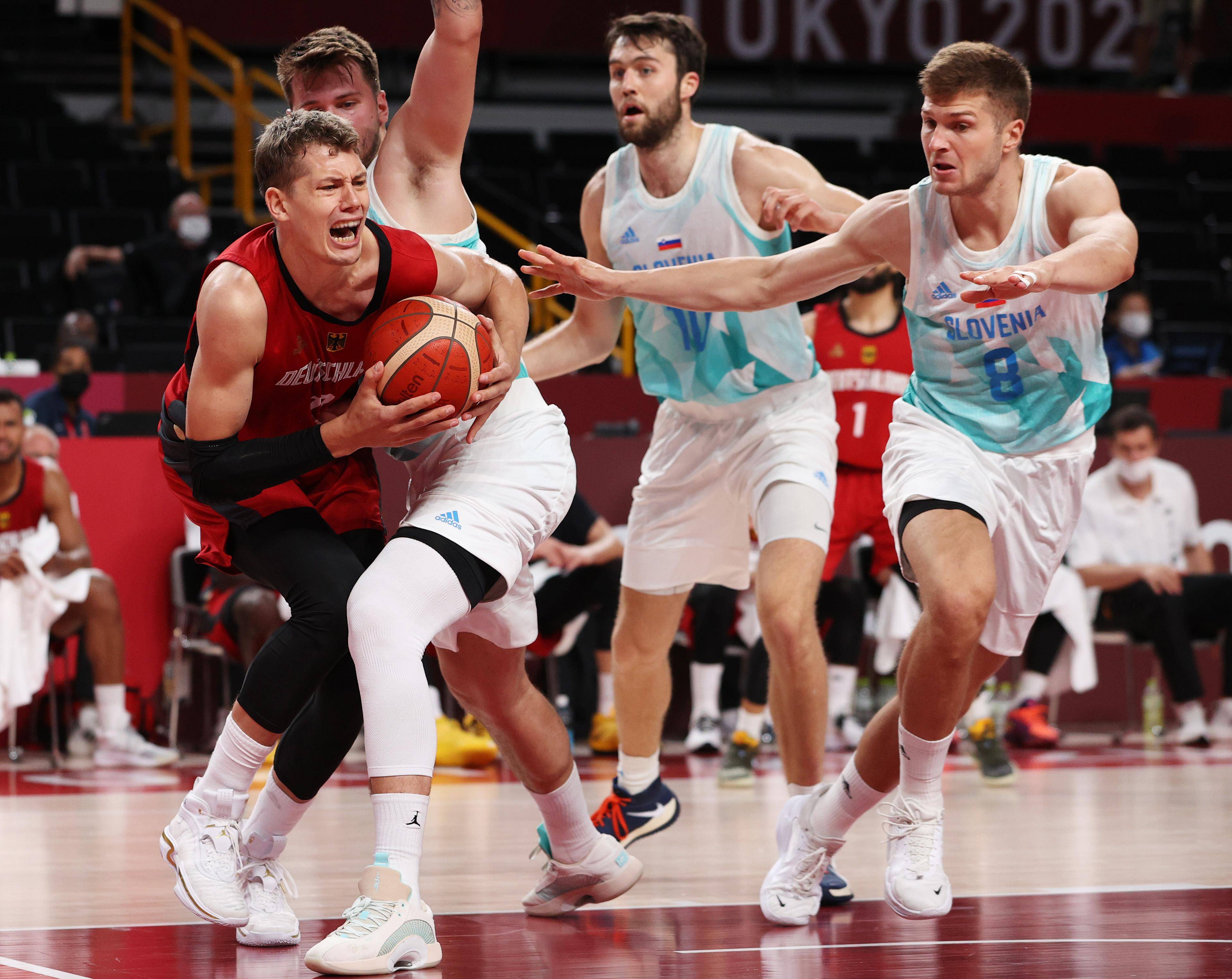 斯洛伐克队在欧预赛中发挥出色,锁定晋级资格 斯洛伐克队在欧预赛中发挥出色,锁定晋级资格