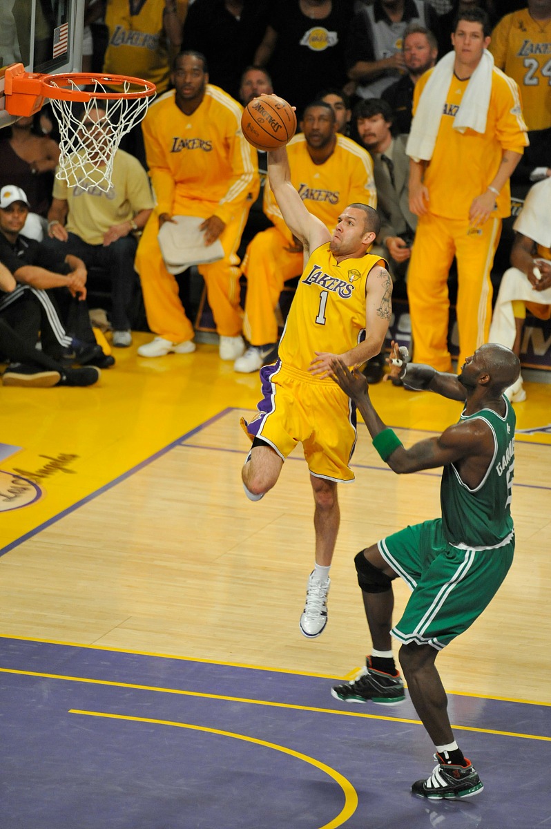 巨星个人表现出色,带领球队取得连胜 巨星个人表现出色,带领球队取得连胜