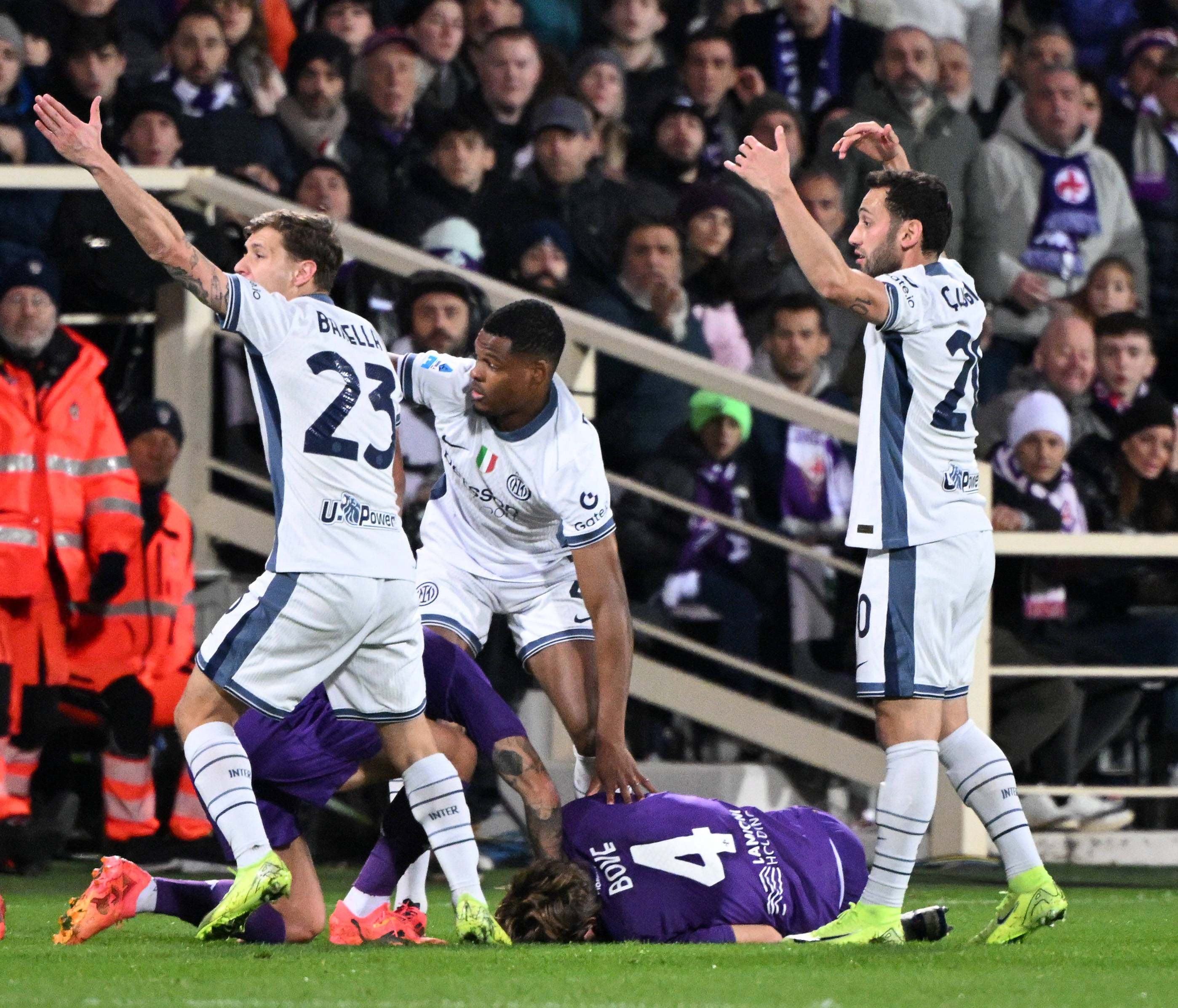 开云体育入口-意甲比赛中一名球员因伤退出