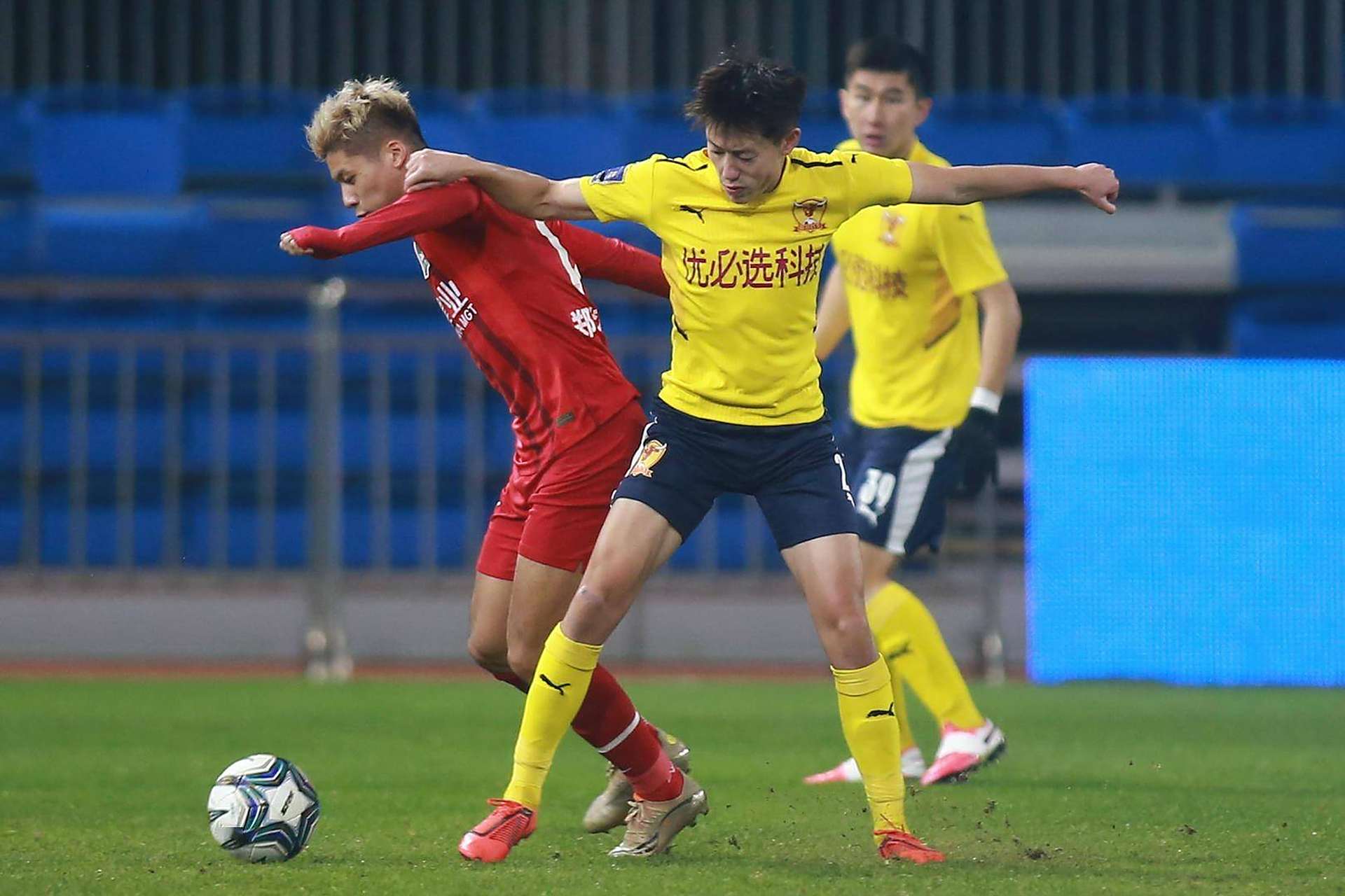 开云体育官网-河南建业球队遭遇重庆老乡逼平，保级压力增大