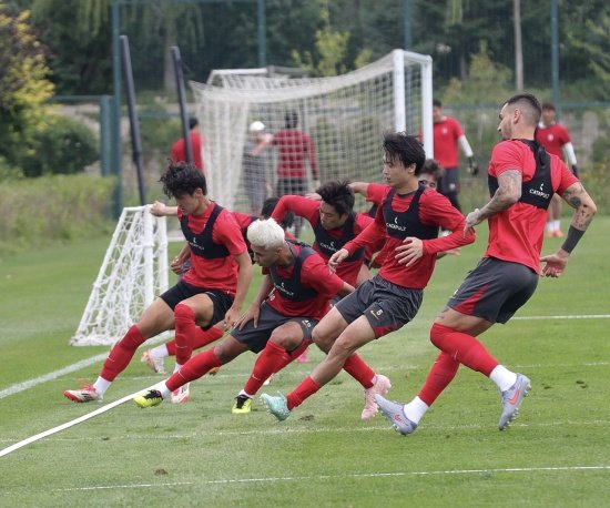 众多球队积极备战,迎接本赛季的挑战 众多球队积极备战,迎接本赛季的挑战