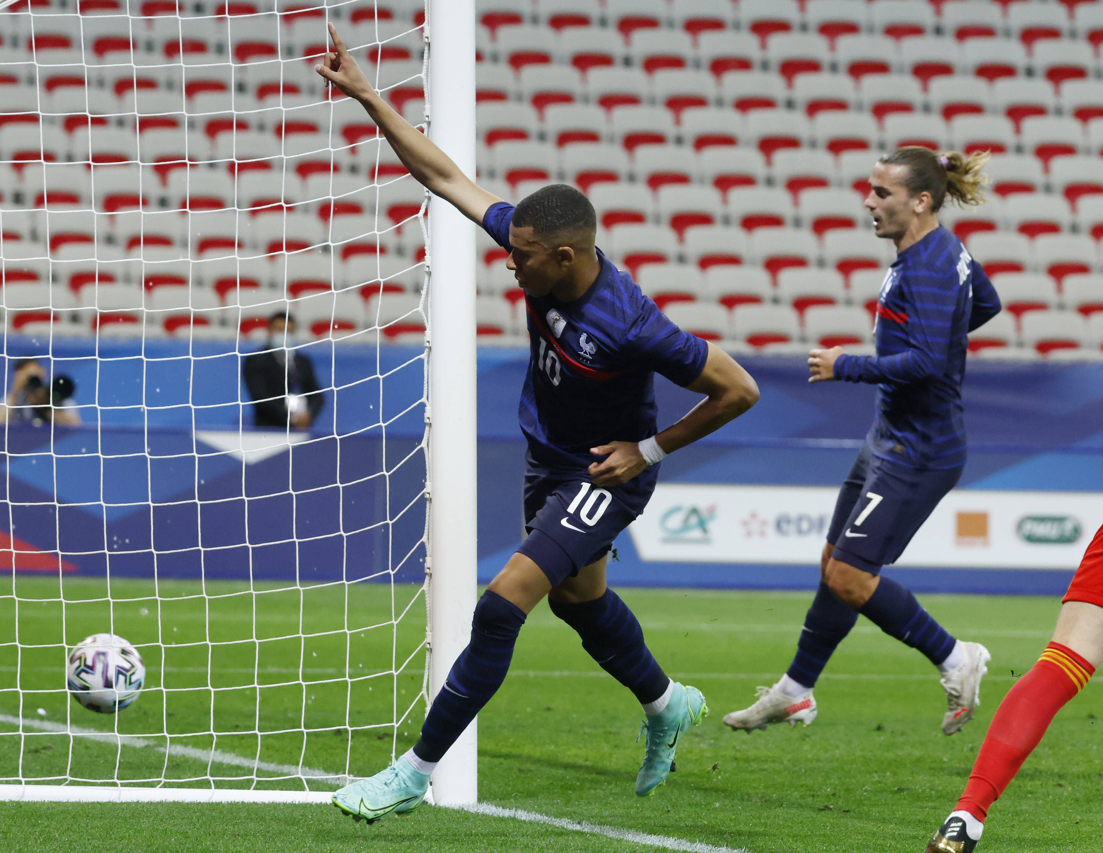 开云体育官方登录入口-队友对阵：友谊毫无留情地比拼的简单介绍