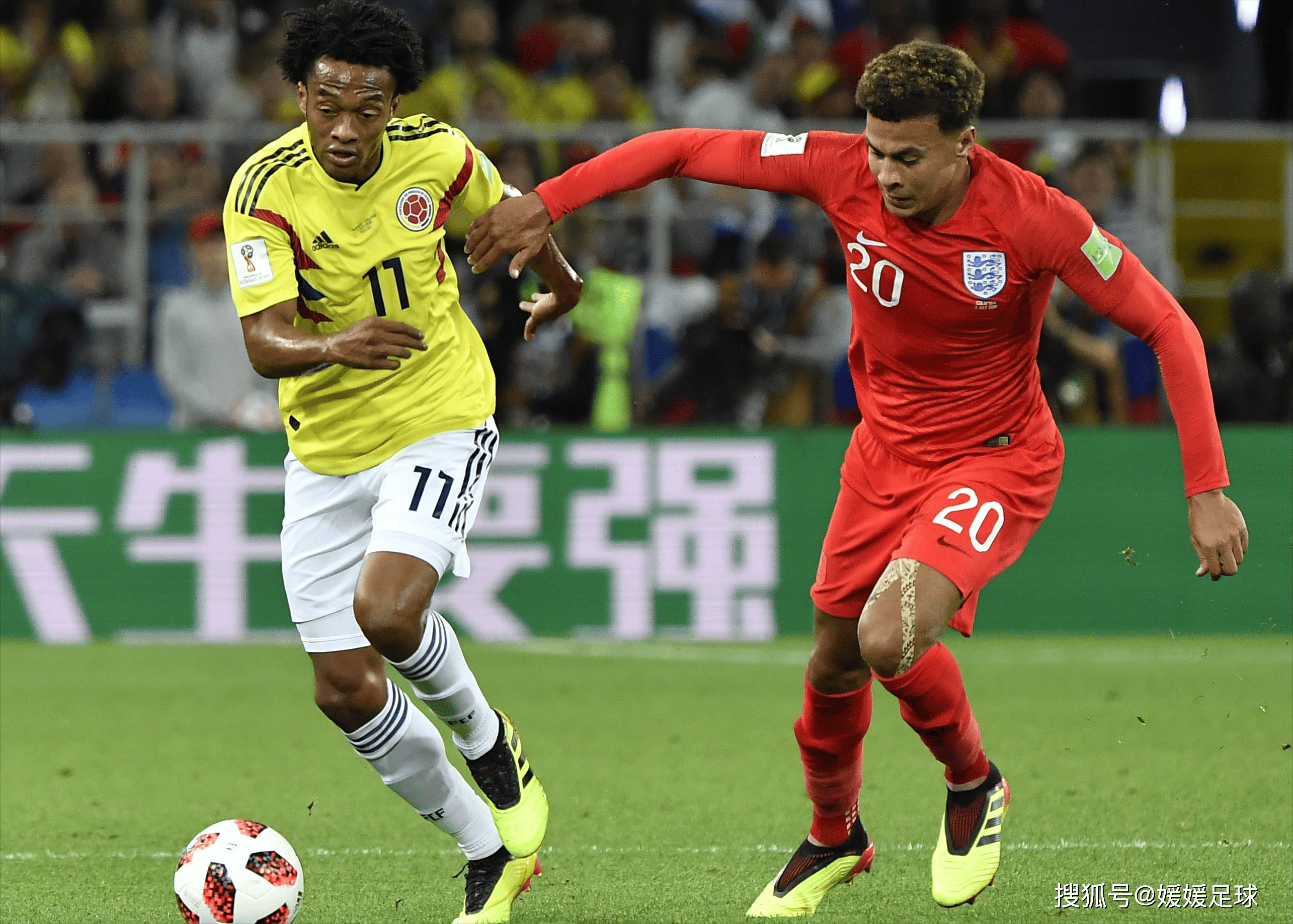 现场足球比赛:双方球队角逐决胜负 现场足球比赛:双方球队角逐决胜负