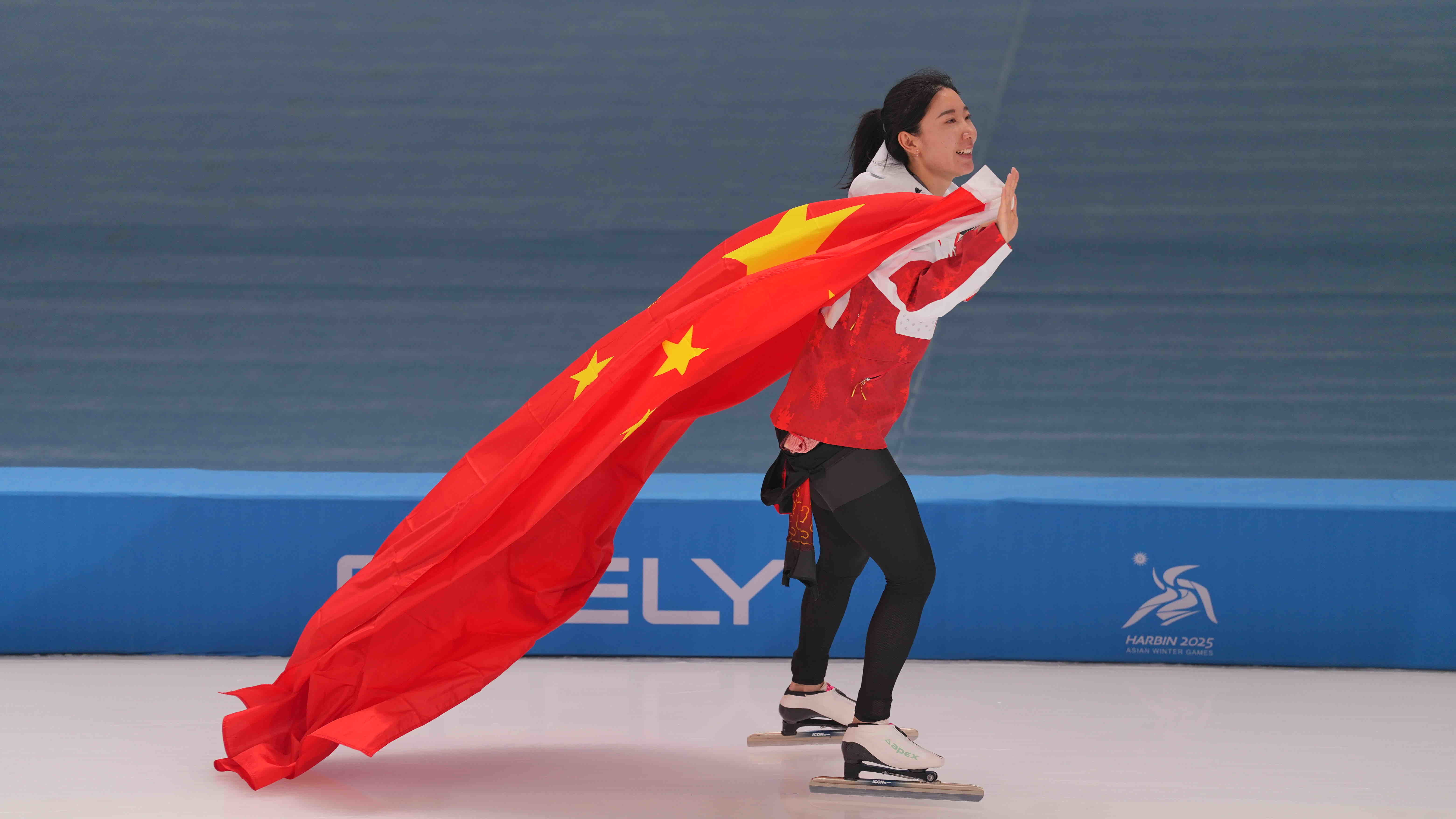 夺冠头衔:轮滑选手夺得冠军的简单介绍 夺冠头衔:轮滑选手夺得冠军的简单介绍