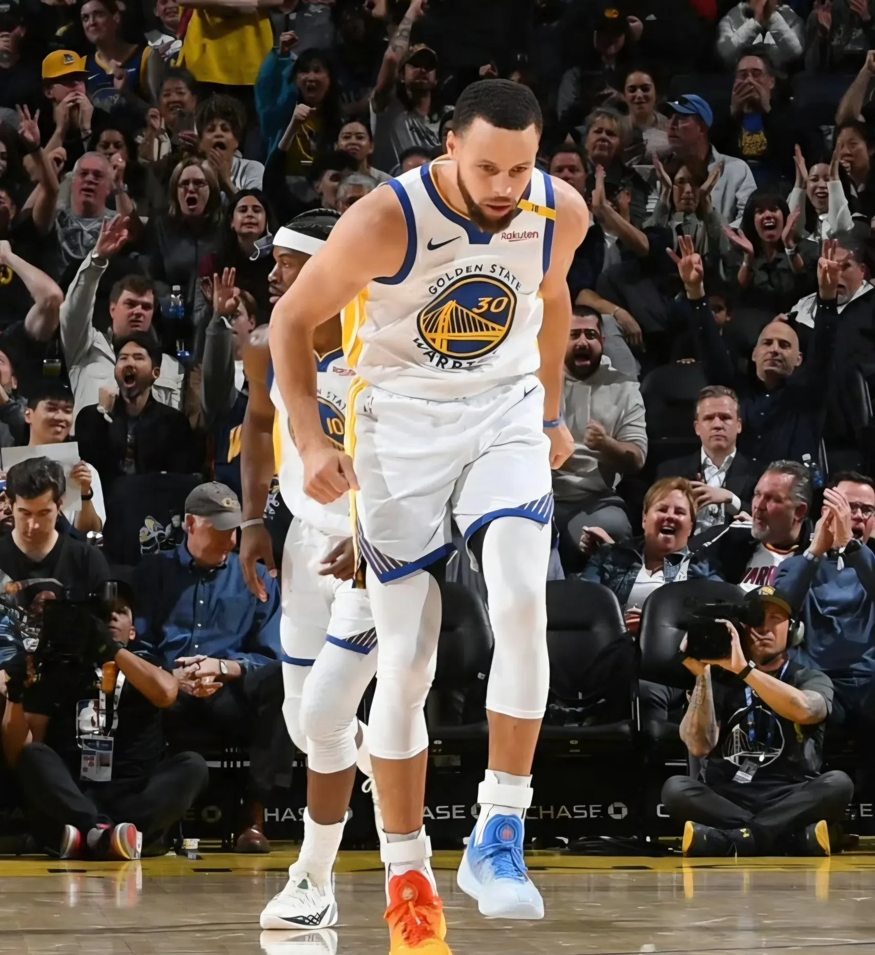 开云体育登录-勇士大胜火箭，保持不败纪录